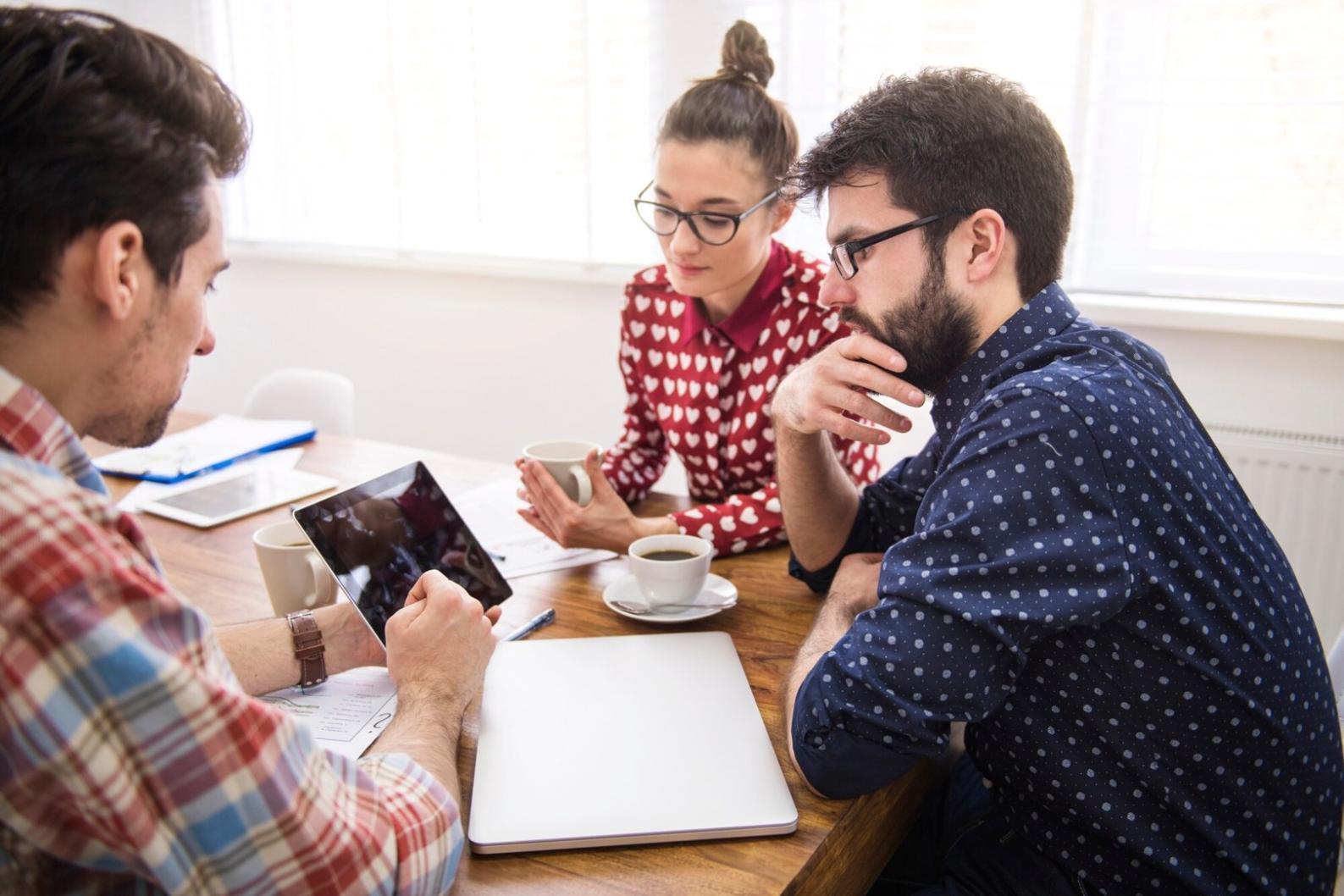 Equipo colaborando en análisis financiero